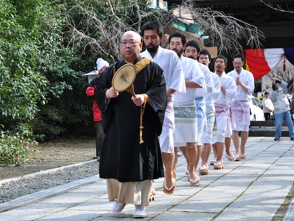 白装束を身にまとった修行僧たちが、経文を唱えながら水行場にやってくる