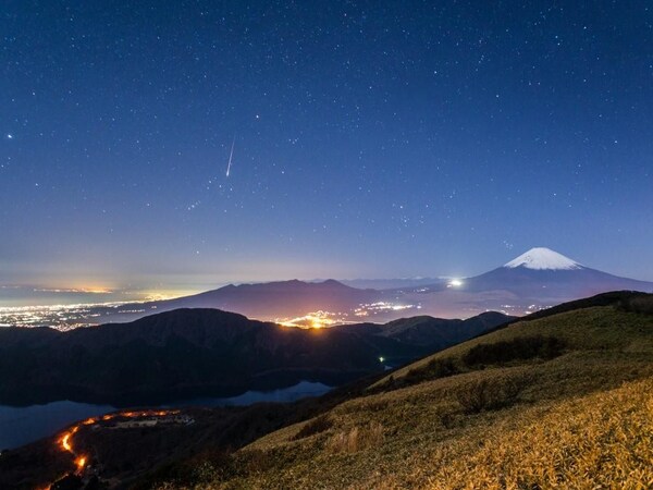 駒ヶ岳山頂からの夜景。富士山や、街の灯と暗くなった駿河湾の対比などが見所だ