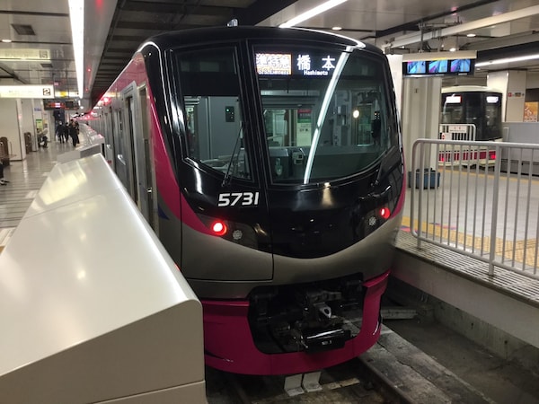 新宿駅では京王ライナーは2番線から発車する