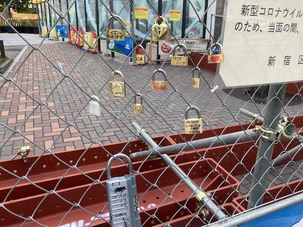フェンスに付けられた大量の「愛の南京錠」