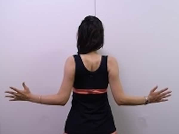 疲れと加齢は背中に！ 後ろ姿がシャキっとしている女性は若々しい