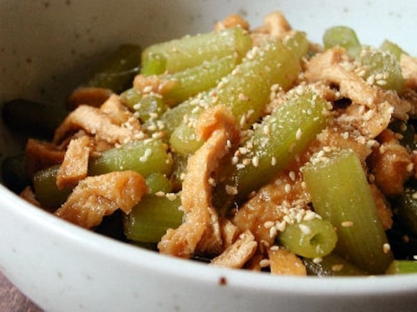 ふきをフライパンで料理する簡単なレシピ。