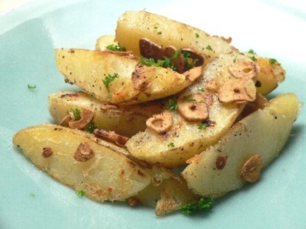 簡単なのにおいしい! ニンニクと相性抜群の「ガーリックポテト」  簡単なのにおいしい! ニンニクと相性抜群の「ガーリックポテト」