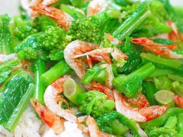 春を感じる　桜えびと菜の花めし