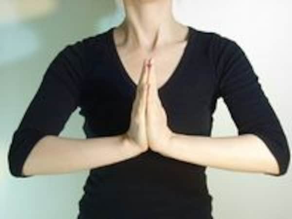 1.バスタイムや仕事の休憩時間に!「両手押しストレッチ」  1.バスタイムや仕事の休憩時間に!「両手押しストレッチ」