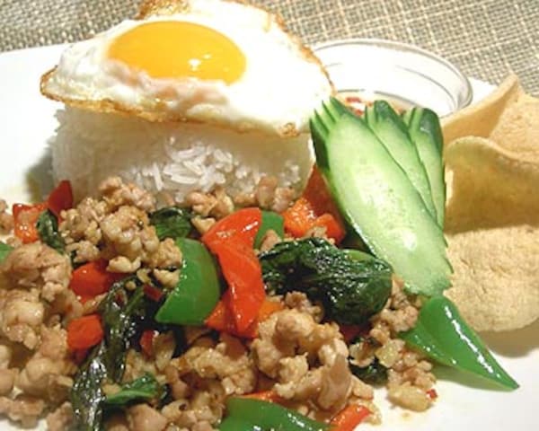 簡単タイ風ご飯! 鶏肉のバジル炒め 簡単タイ風ご飯! 鶏肉のバジル炒め