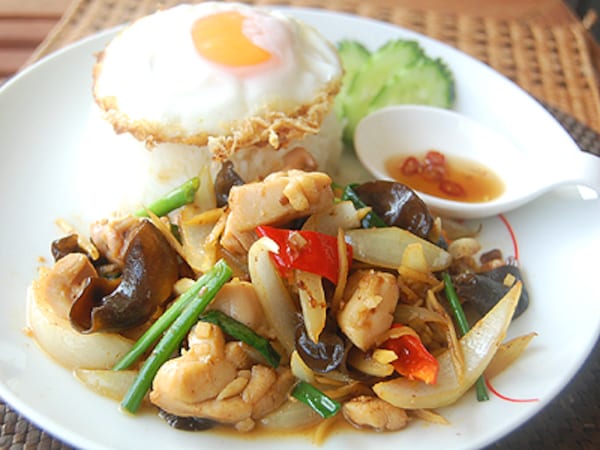 タイ風鶏肉の生姜炒めごはん