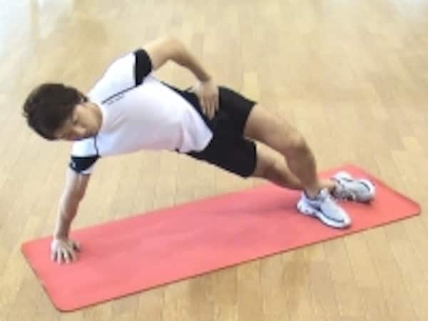 4.プヨっとしたわき腹の肉をとってくびれを作る「サイドボディリフト」