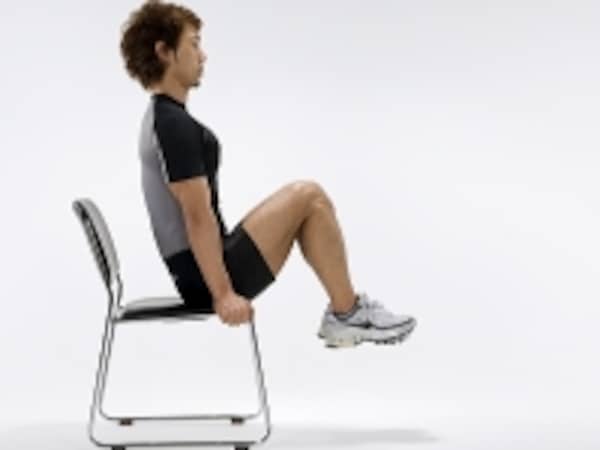 6.メタボ腹に効く「シーテッドレッグエクステンション」