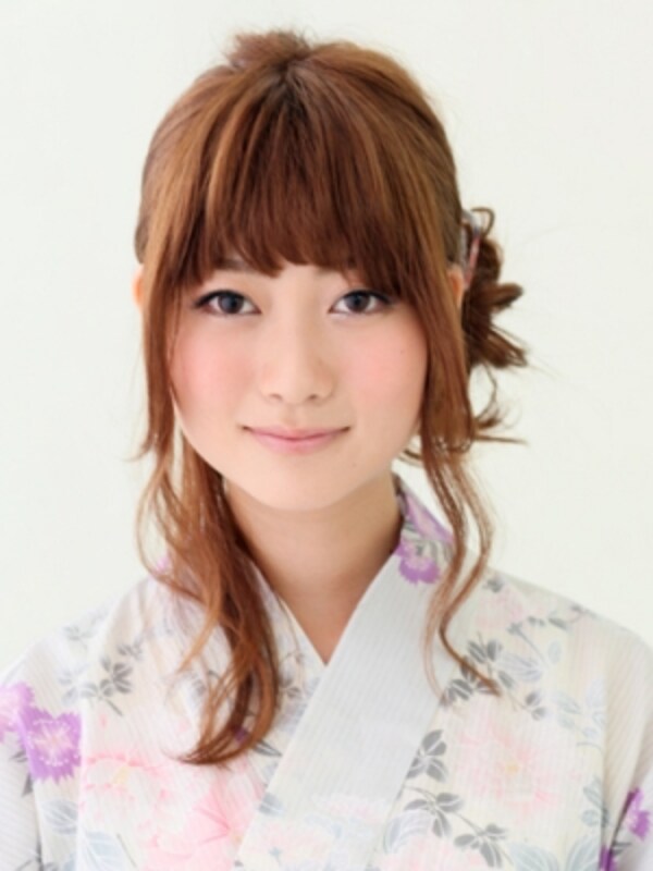 ミディアム浴衣 爽やかな色香漂うおくれ毛アレンジ 浴衣ヘアアレンジ All About ミディアム浴衣 爽やかな色香漂うおくれ毛アレンジ 浴衣ヘアアレンジ All About