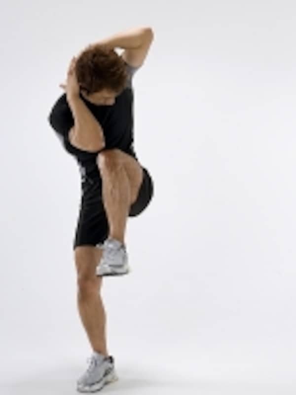 立ったまま腹筋「ニーツーエルボー」をリズミカルに楽しむ 立ったまま腹筋「ニーツーエルボー」をリズミカルに楽しむ