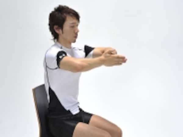 「ホールドアップハンズ」で大胸筋に立体感を！