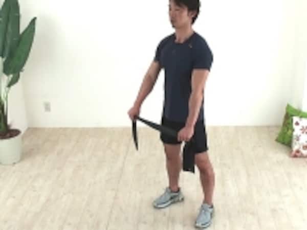 チューブを用いた「オーバーヘッドスクワット」で全身を鍛える