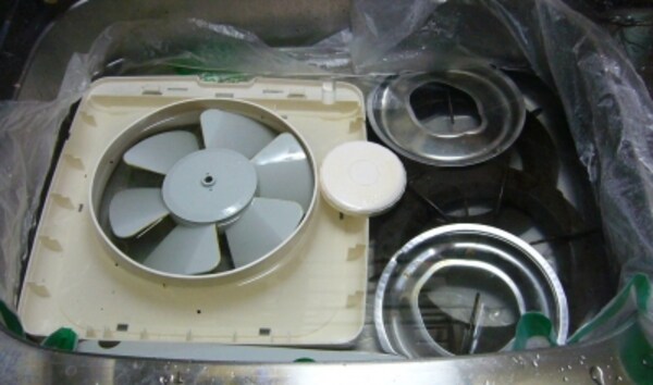 換気扇の汚れをラクに落とす重曹つけ置き 掃除 All About 換気扇の汚れをラクに落とす重曹つけ置き 掃除 All About