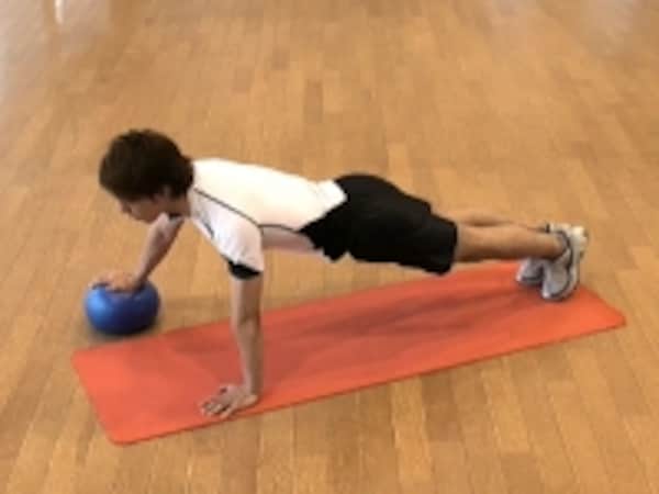 「プッシュアップ」で大胸筋を鍛えると、視覚効果でお腹が引き締まって見える!  「プッシュアップ」で大胸筋を鍛えると、視覚効果でお腹が引き締まって見える!