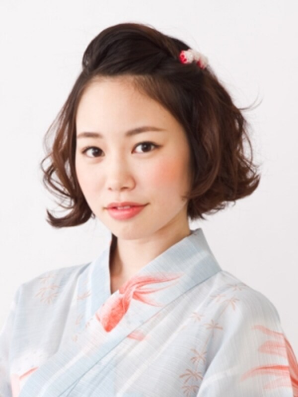 ショートボブの浴衣姿に 可憐な変形ポンパドールヘア 浴衣ヘアアレンジ All About ショートボブの浴衣姿に 可憐な変形ポンパドールヘア 浴衣ヘアアレンジ All About