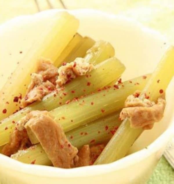 お酒の肴におすすめ、ふきとあぶらあげの煮物