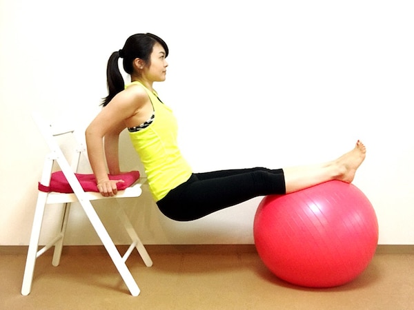 「二の腕の振袖肉」を撃退する、バランスボールエクササイズ