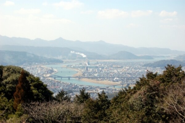 高台から市街地の絶景を望める 寺山いこいの広場 ドライブ All About