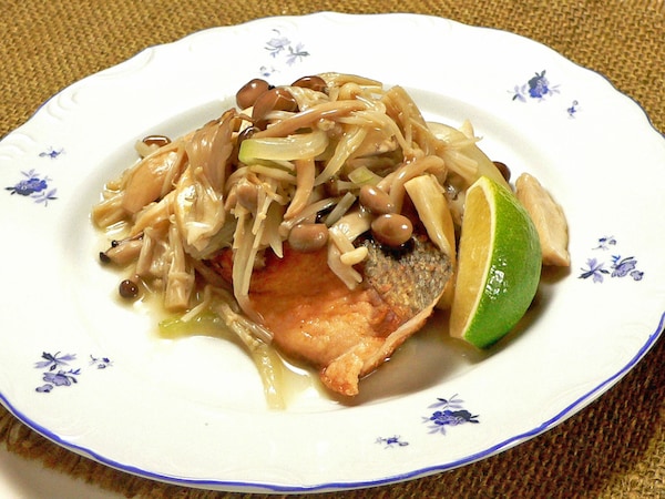 焼いた鮭にきのこをたっぷりオン