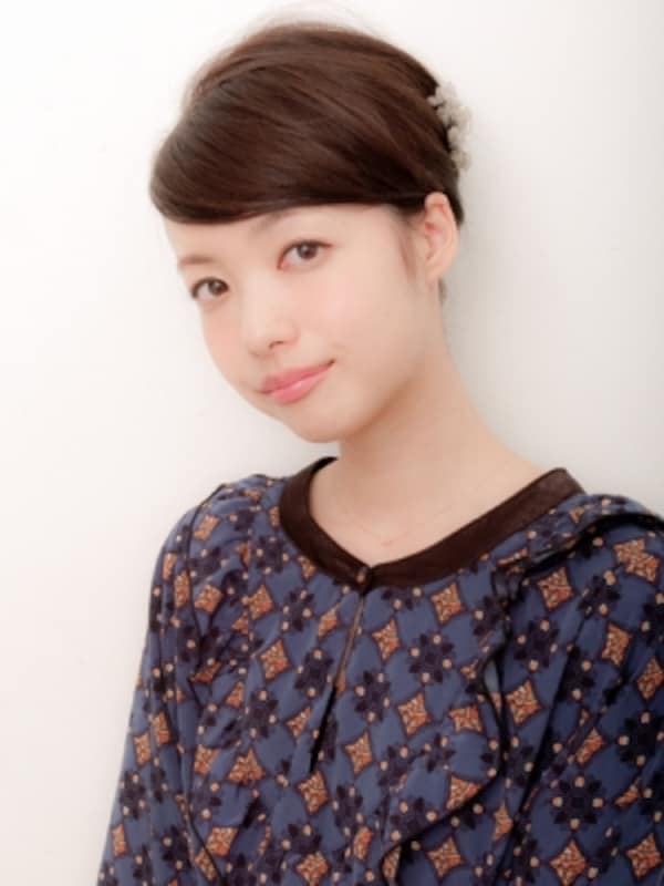 色白さんを引き立てる！ エレガントな夜会巻き