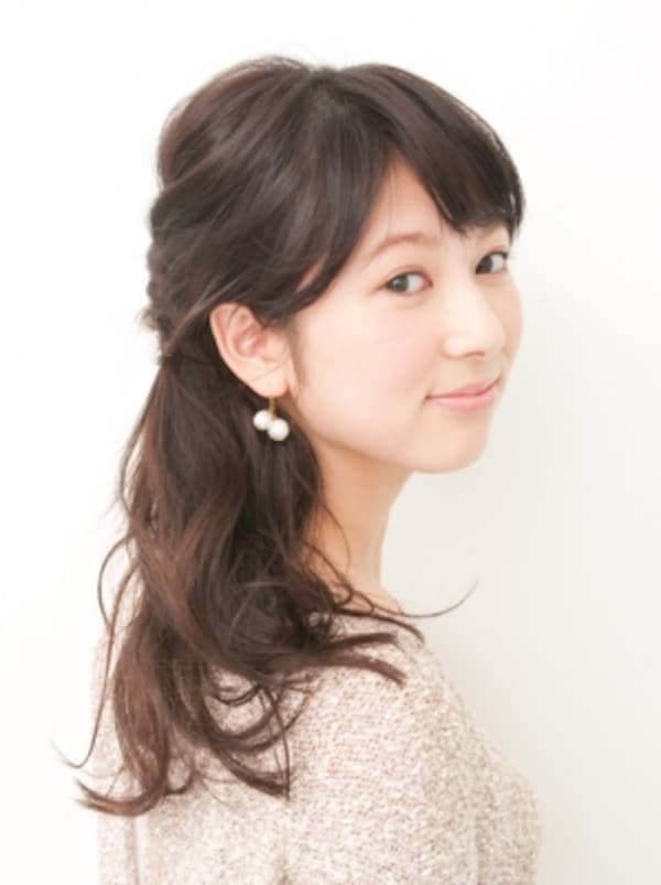 ねじるだけの普段使いもパーティーもOKなアレンジ ねじるだけの普段使いもパーティーもOKなアレンジ