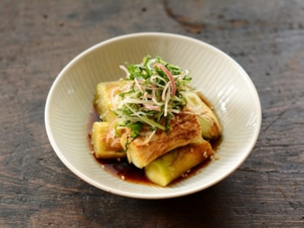 香りのよい薬味を添えた贅沢焼きなす