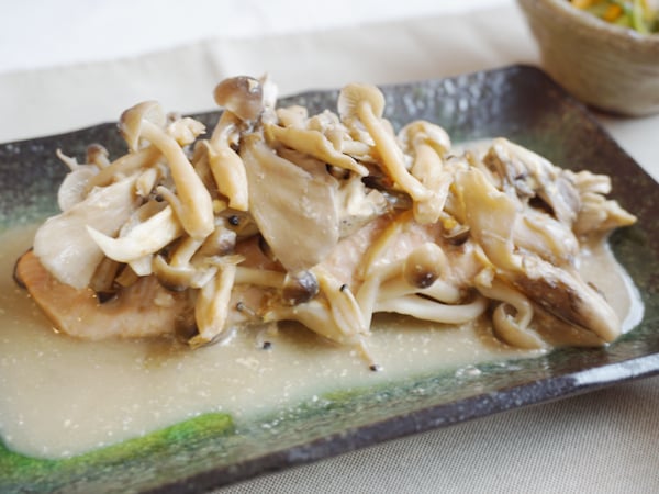 鮭とキノコの味噌マヨ蒸し