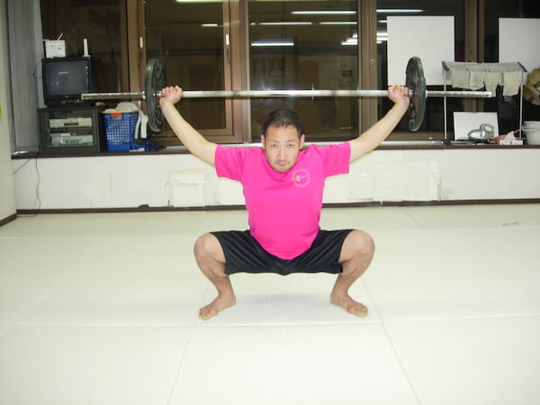 負荷を頭上に掲げて深く沈む極真流「オーバーヘッドスクワット」  負荷を頭上に掲げて深く沈む極真流「オーバーヘッドスクワット」