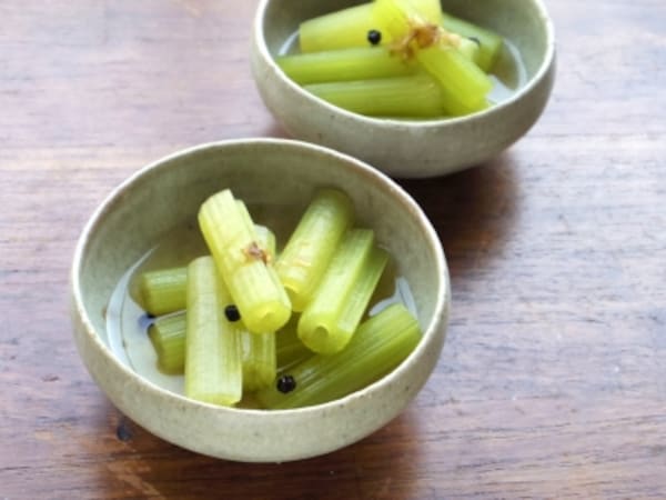 色鮮やかに仕上げる、ふきの下ごしらえ。