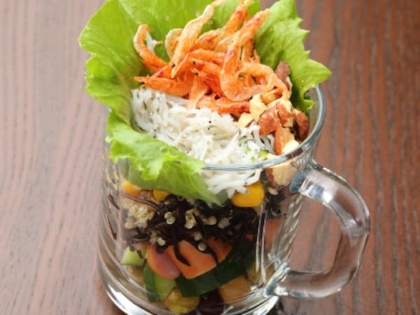 見た目も楽しい和風サラダ