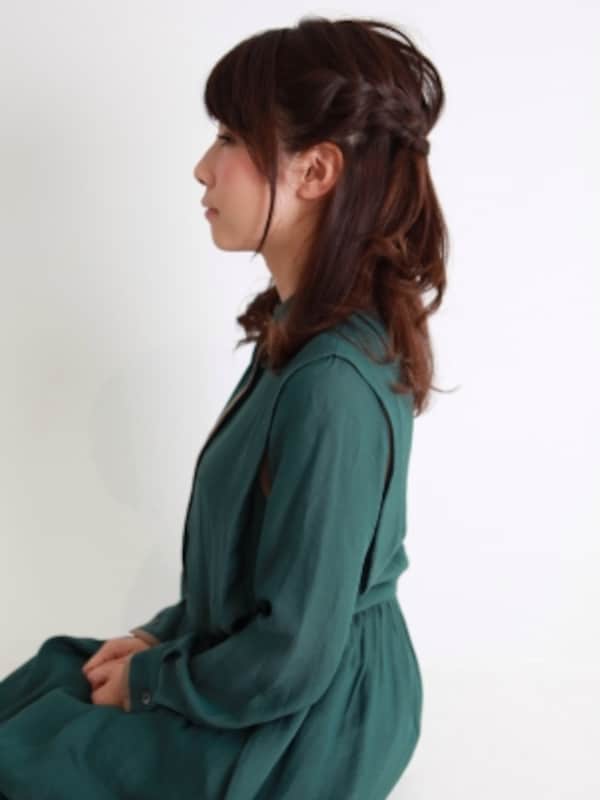 広がる髪には編み込みハーフアップ