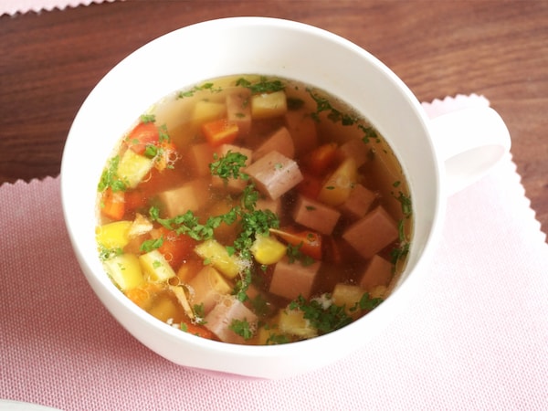 レンジで簡単！パプリカ＆スパムのスープレシピ