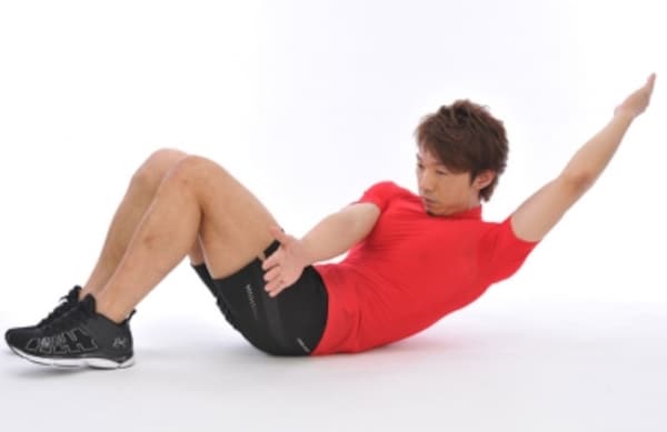 ひねりをきかせた腹筋運動「クロスチョップクランチ」でリンゴ型体型を変える  ひねりをきかせた腹筋運動「クロスチョップクランチ」でリンゴ型体型を変える