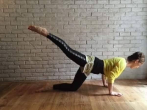 5.肋骨から肩甲骨につながる「前鋸筋」を鍛えて、バストの丸みを強調！