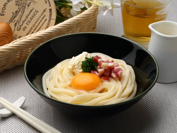 レンジで簡単！ 春の釜玉カルボナーラうどん