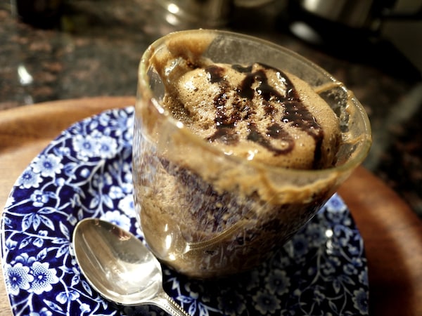 混ぜたらチンで完成！ 冬のマグカップチョコケーキ