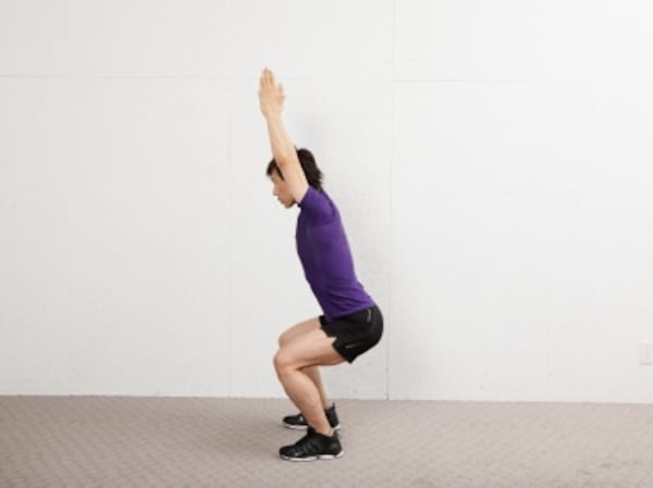 「腕上げスクワット」は、下半身だけでなく背筋にも負荷を加えられる