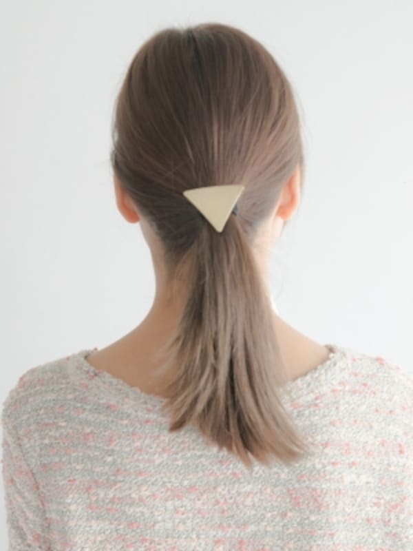 「飾り付きヘアゴム」でキレイに髪を結ぶ方法 「飾り付きヘアゴム」でキレイに髪を結ぶ方法