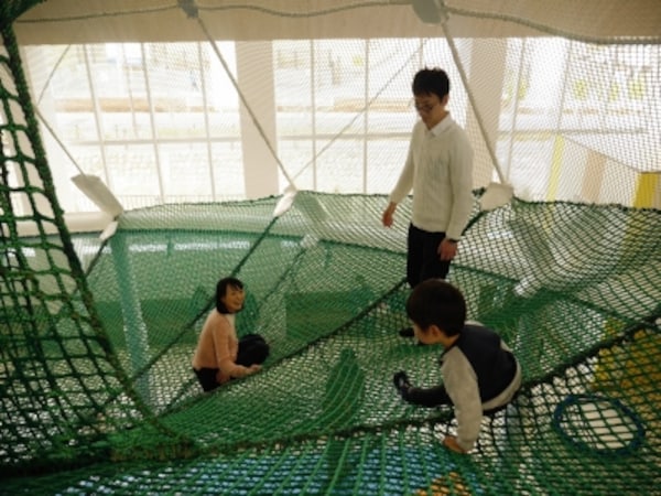 子供の室内遊び場「京王あそびの森 HUGHUG」（多摩動物公園駅：徒歩3分）