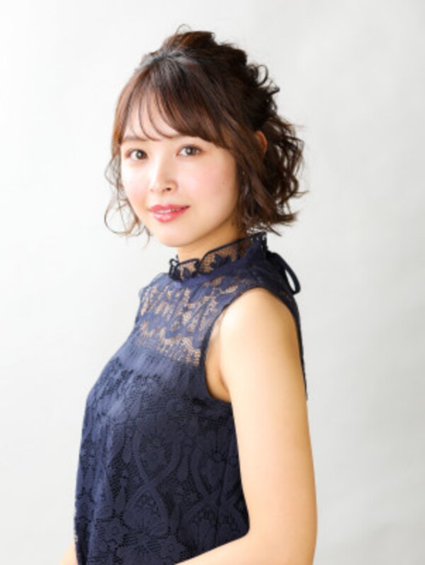 ボブのハーフアップ ねじるだけの簡単こなれヘア 結婚式 パーティーヘアアレンジ All About ボブのハーフアップ ねじるだけの簡単こなれヘア 結婚式 パーティーヘアアレンジ All About