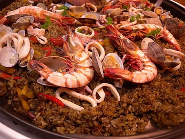 ホットプレートで作るイカ墨パエリア