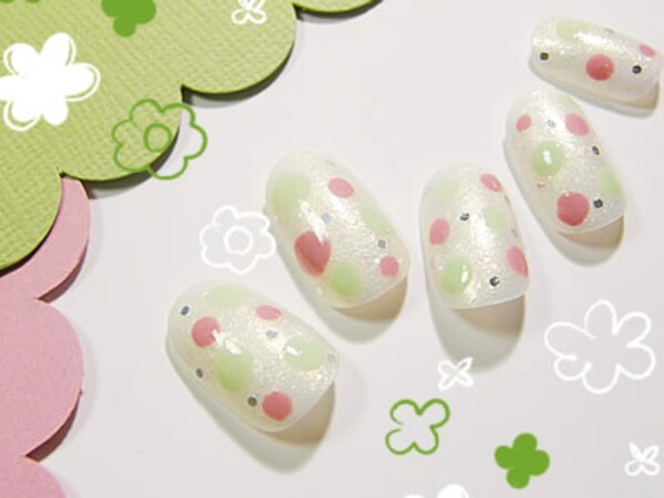 北欧カラーで春のドットネイル ネイルアート All About 北欧カラーで春のドットネイル ネイルアート All About