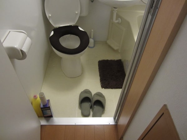 1. Bathrooms in Japanese Homes/Schools/Fancy Restaurants Have Bathroom Slippers