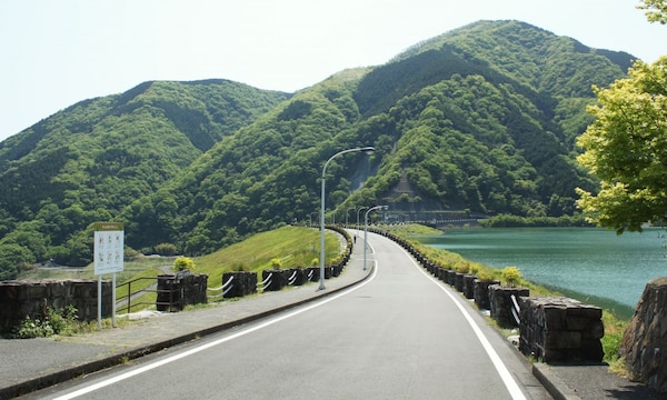 2. Lakeside Path (Lake Tanzawa, Kanagawa)