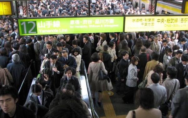 6. สถานี Shinjuku เป็นสถานีที่วุ่นวายที่สุดในโลก