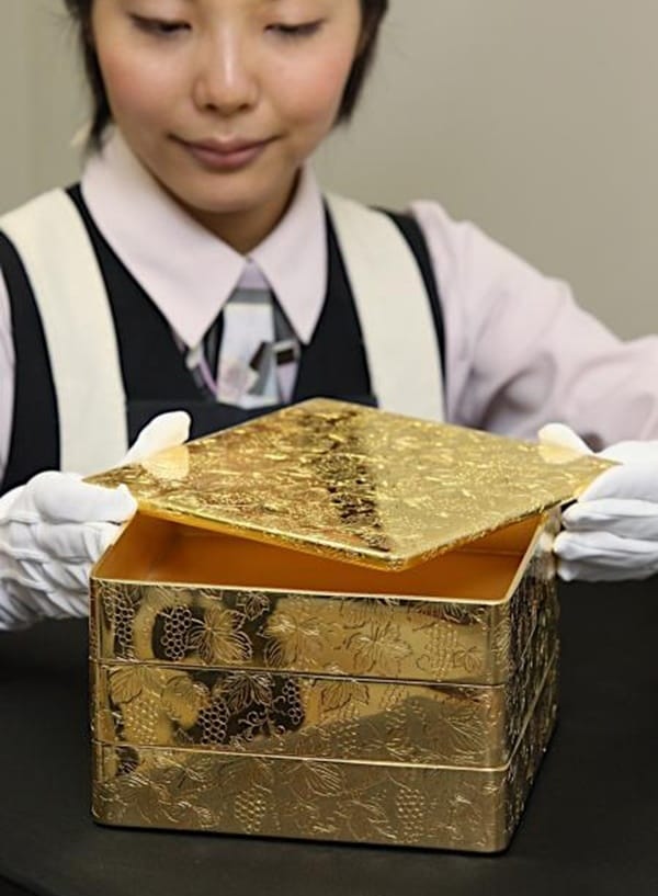 1. OSechi ในกล่องทองคำของห้าง Takashimaya—18,900,000 เยน