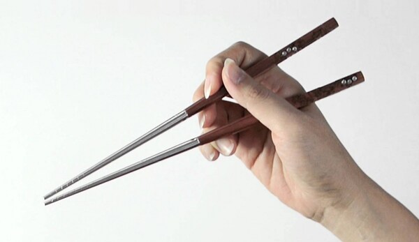 6. Don’t hold your chopsticks before picking up your bowl
