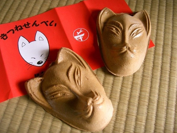 6. ขนม Kitsune sembei จากร้าน Inariya