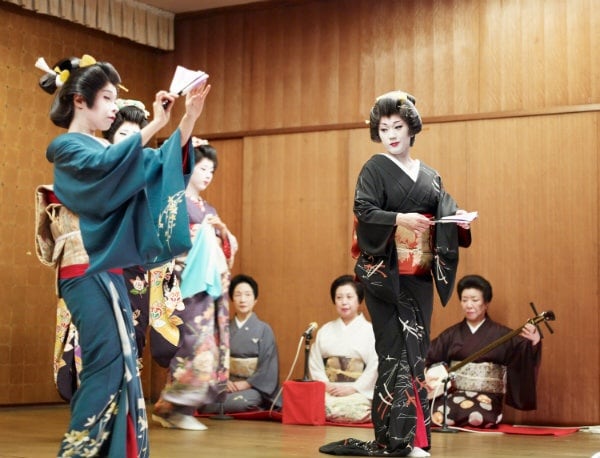 3. Geisha Also Perform for Women